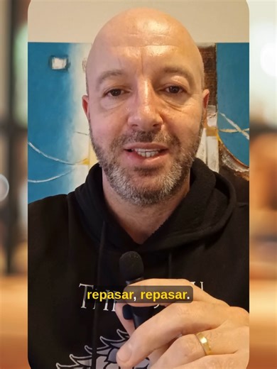 🟡 Palabra del día: REPASAR (verbo regular) 🔹 EN: to revise / to review 🔹 PT: rever / revisar Antes del examen, suelo repasar los apuntes en casa. Before the exam, I usually review my notes at home. Antes do exame, costumo rever os apontamentos em casa. En la vida escolar, repasar es una acción muy importante. Repasamos para volver a estudiar lo que ya sabemos, aclarar dudas y sentirnos más seguros antes de una prueba o un examen. Repasar no es aprender algo nuevo, sino reforzar lo aprendido. 