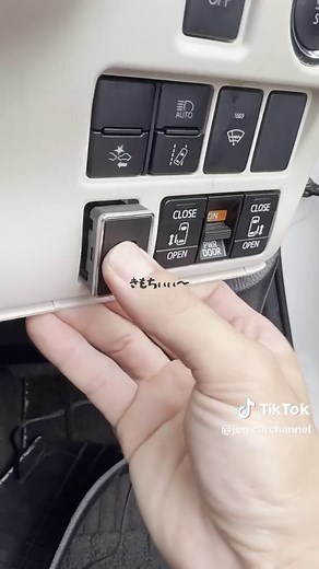 トヨタ車のスイッチホールにUSBを増設する方法