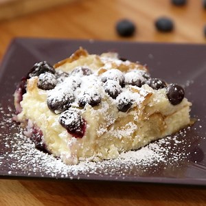 2.7M views · 2.5K reactions | Blueberry Cheesecake Croissant Bake - a different way to eat croissants! Full recipe: tipbuzz.com/blueberry-cheesecake-bake Pin it : https://www.pinterest.com/pin/362610207483804978/ | TipBuzz | Facebook