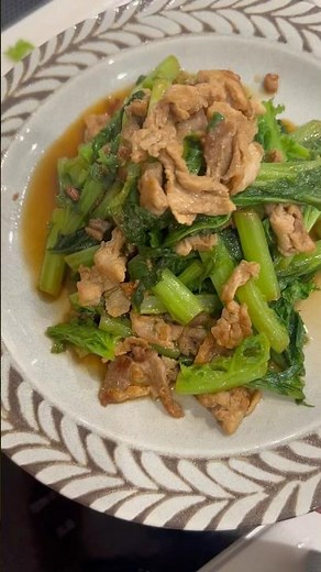 わさび菜と豚肉の炒め物はとても美味しいです。わさび菜のピリッとした辛さが豚肉の旨味と絶妙にマッチします。炒めることでわさび菜の辛味がほどよく和らぎ、全体がバランスの取れた味わいになります。