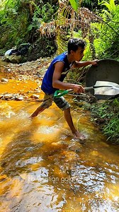 wow!!! the discovery of rusty material on a cliff, which contains millions of gold nuggets attached 😱 amazing #gold #goldmine #goldhunter #goldprospecting #goldprospector #panning for gold #finding for gold #goldnugget #internationalgold #puregold | Gustian Goldhunter