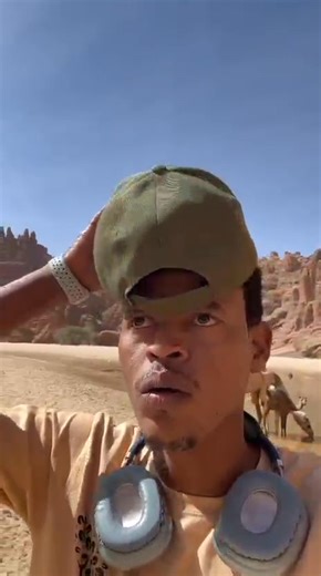La RNCE est un désert unique, fait de sable, de roches et de silence. Ses formations rocheuses impressionnantes et ses gueltas cachées montrent une nature forte et précieuse. C’est un espace où la beauté du désert se mêle à l’histoire et à la culture. #cvo #visitchad #randonneedudesert #tourdutchad #RNCE | Chad Volunteers Organization