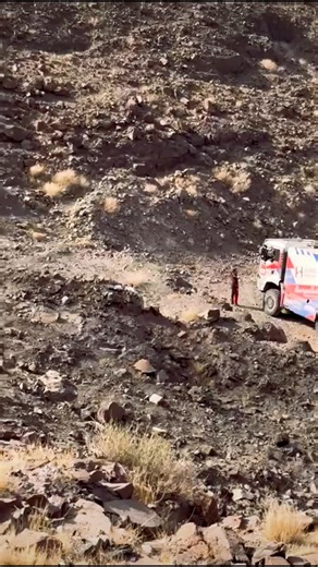 STA Competition on Instagram: "Les héros du jour sur ce Dakar 2026, Alberto ALONSO, Raul ARTEAGA et Gustavo IBEAS sur le MAN 639 du team TH TRUCKS, qui ont sortie le MAN 638 aprés son accident... Des heures de travail avec le soutien des camions qui sont arrivés sur place après, merci à eux, la solidarité sur le Dakar est toujours là...DKR26... Crédit: Gustavo IBEAS #639 #dakar2026 #rallyeraid #wearerallydrivers #raid #dakar #worldchampionships #w2rc #fia #assistance #stacompetition #btrracingte