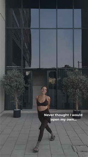 Es ist offiziell: Ich eröffne mein eigenes Stretching Studio.🤍 Ich kann’s nicht glauben, dass das wirklich passiert. Ihr wart mit euren Vermutungen ziemlich nah dran – aber niemand hat es genau erraten - und jetzt stehe ich hier vor meinem eigenen Studio, voller Ideen & Visionen. Ich nehme euch auf JEDEM Schritt mit. Und glaubt mir: Ich brauche euch. Für Entscheidungen, für Branding, für Moodboards, für alles. Es wird jetzt richtig schnell gehen. #assistedstretching #stretching #studio #dubai |