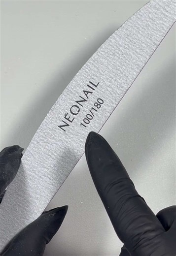 Die Feile richtig einsetzen: Jede Seite hat ihre Funktion. Dieses Video zeigt, welche Seite für Formgebung, Glätten und perfekte Nagelpflege verwendet wird – für makellose Ergebnisse bei jedem Look. 💅✨⁠ ⁠ #neonail #nailtools #feile #nailtutorial #nailcare