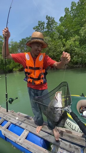 Trip mancing inflatable boat Seahawk 4 dengan enjin 4hp 4stroke, alhamdulillah semua ada rezeki strike 🎣✨ cuaca pun cantik memang mantap trip kalini, 4 orang satu boat memang pack 🤭 #siakap #siakapliar #jenahak #gelama #gerut #duri #belukang #strike #gorgon #kayak #inflatableboat #inflatableboatmalaysia #seahawk #malaysia #boat #tepisangkar #baganlalang #sepang #selangor #jeti #fish #fishing
