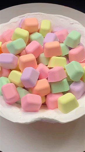 I crushed a bowl full of candy 🍬~ asmr baking soda