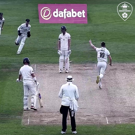 𝙋𝙡𝙖𝙮 𝙩𝙝𝙖𝙩 ☝ Second ball of the innings and Reece produces this! Watch LIVE ➡ derbyshirec.cc/MatchCentre | Derbyshire County Cricket Club