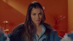 NATALIE on Instagram: "Cancion que le da nombre al disco •DETOX • cancion que invita a desintoxicarse de personas, de pensamientos, de miedos de todo lo que no te haga bien! Mañana les escribo por este nuevo año que comenzo! Espero que hayan pensado en sacar de sus vidas todo lo que no va ! Gracias por acompañarne en el 2020 , nos encontramos en el 2021 con un monton de momentos increibles para compartir , el año esta en pañales, hagamos que sea increible , las quiero los quiero ! GRACIAS 🧡🌱🍒