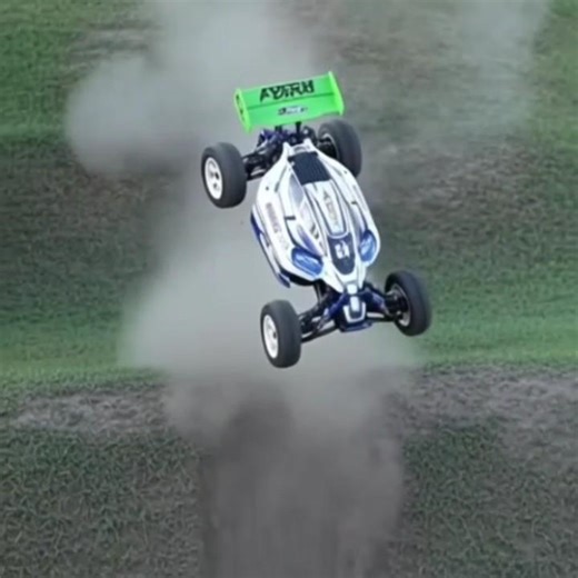 Spinning and jumps with kyosho Inferno.