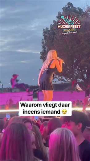 Kijk je rustig naar Emma Heesters vliegt er ineens iemand 😂