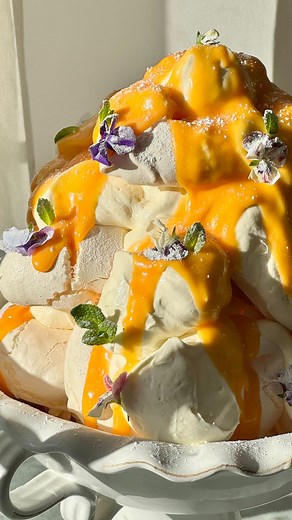 These delicate lemon meringues are the perfect dessert for a special occasion. They are crisp yet irresistibly chewy meringues, laced with lemon zest for a zesty kick. I’ve served it topped with whipped cream, zesty lemon curd, all piled into a glorious tower. So good… Served in the most beautiful @bettinaceramica bowl 💛 The recipe is on www.desertislandishes if you search for “lemon meringues” or just let me know in the comments and I can send you the link xx #meringues #lemonmeringue #easybak