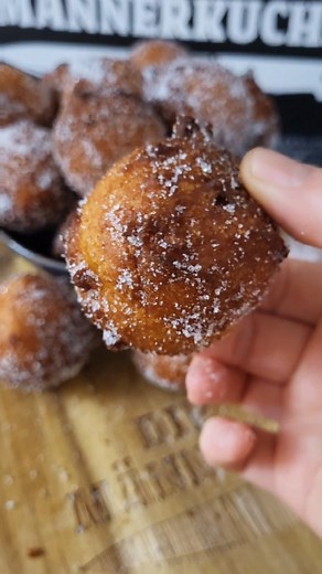 Susann Brumm - Die Männerküche on Instagram: "Quark-Krapfen selber machen.😍 So lecker und total einfach 👍 Zutaten für 24 Krapfen: 4 Eier 250g Zucker 500g Quark 500g Mehl 1 Tüte Backpulver ca. 6-6:30 min in heißem Fett ausbacken, bis sie schön braun sind, sonst sind sie innen nicht durchgebacken. Schneide am besten den ersten Krapfen an und schau mal hinein, um ein Gefühl für die Frittierzeit zu bekommen 😊 #die_maennerkueche #krapfen #quarkbällchen #quarkbällchenselbermachen #schnellerezepte #