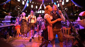 41K views · 185 reactions | Unser Reporter Rico Güttich hat sich getraut und die Kapelle im Schottenhamel-Festzelt bei seinem persönlichen Wiesn-Hit unterstützt! | Oktoberfest | Facebook