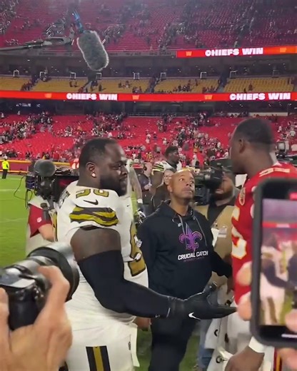 Chiefs players showed love to their former teammate Khalen Saunders after the game 🤝 Saunders had an interception against his former team. | NFL on ESPN
