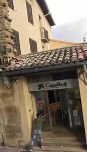 L'agence de la Caixa Bank de Mendigorria (Navarre) et son personnel ont eu droit à une visite particulière, cette semaine, en marge des fêtes de la ville... #vámonos | vámonos