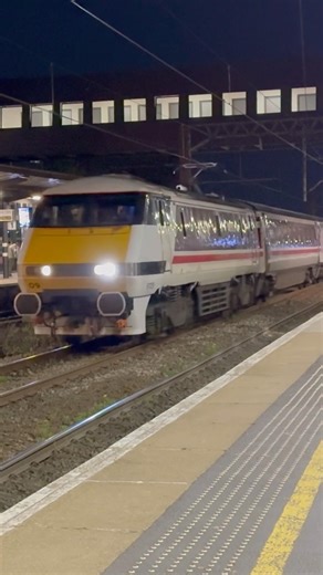 Rare LNER Class 91 91109 on the through line at Wakefield Westgate