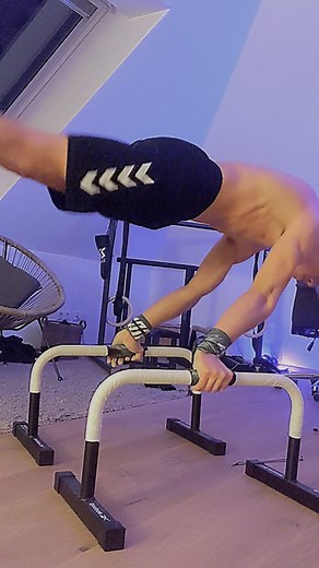 Jonas / Calisthenics & Motivation on Instagram: "Clean and controlled 😍 @valentin_otz #15yearsold #calisthenicslife #calisthenics #calistenia #planche #frontlever #onelegplanche #viral #love #instagood #happy #love #instagood #photooftheday #fashion #beautiful #happy #handstand #trending"