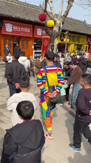 Go to a city as a clown and imitate the walk of passers-by. The Bull Demon King Xiaoyaogu