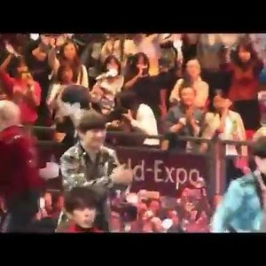 #MAMA2016 Hoshi & Joshua Seventeen berlari menghampiri V dan hug hug hug 😍🙆🙆 ©® DeepBlueNight via blueberrytaetae HSK | BTS ARMY - Indonesia