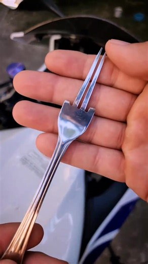 51K views · 72 reactions | Populer Motorcycle Tutorial & Tips Spoon Cutter  pliers  With Podla Lock A #spoonie #tutorial #pupolar #popular #spoonring #motorcyclerepair #motorcycle #motorbike #lock #hardware #repair #service | Igor Mendes | Facebook