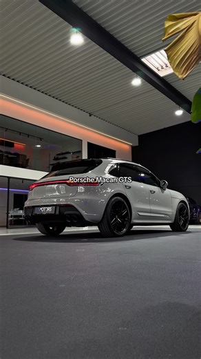 The Porsche Macan GTS from 2022 with just 23,581 km on the clock was a highly specified and sporty version, producing 441 hp from its 2.9 V6 biturbo engine. It featured a sports exhaust system, 21