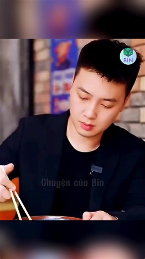 Quá cảm động khi người đàn ông giúp đỡ người vô gia cư bữa ăn
