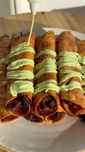 ROTISSERIE CHICKEN FLAUTAS (GF / DF) ✨ This current stage of life is soooo busy so I’m looking for time saving hacks wherever I can find them. My number one way to save time prepping a meal is starting with a store bought rotisserie chicken then using simple pantry ingredients and a couple of fresh items to dress it up. These flautas are only three ingredients themselves and you can choose how far you want to take it with the add on’s. Soooo delish and perfect for a weeknight dinner or game day 