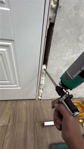 “NO WAY—This FOAM GUN Just FIXED a DOOR GAP in 3 Seconds!! 🤯🔥 #DIYHack #USA #Tools”