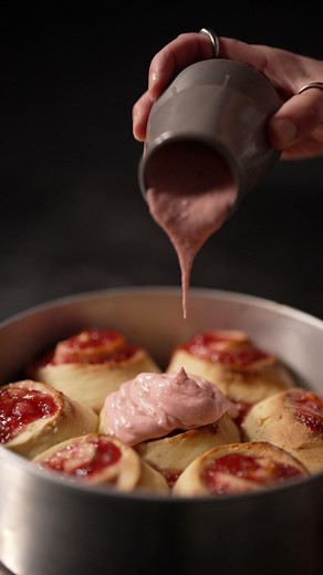 Do you like your buns glazed? #raspberryrolls #creamcheese My fluffy Sweet Raspberry Rolls. My homemade dough filled with a homemade raspberry jam, rolled tightly, baked until golden. A raspberry cream cheese frosting finished on top. Best eaten warm Recipe in my subscriber group on Instagram x #cinnamonbun #homecooking #chef | Donut Daddy