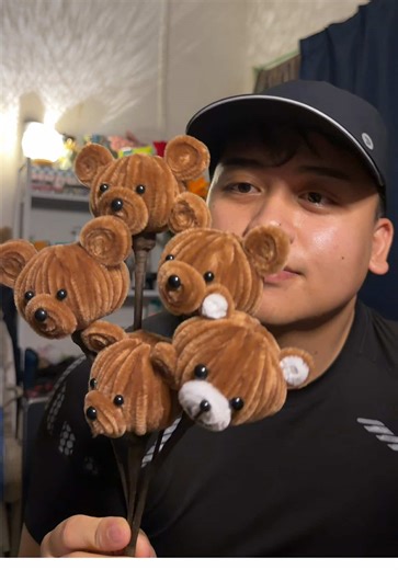 tuts dropping soon! Hehe struggle juga mau mencintai ni beruang tapi mcm okay juga baaa kalii🥹🤣 and oh, yang tuna bear satu tu pelik sbb tu yg first. Kena kasi stop pengeluaran sbb muka dia mcm muka sering dibuli😭🤣 Keh nyonglobiu gais #bearfuzzywire #bear #fuzzywireflowers #pipecleanerart #fuzzywire