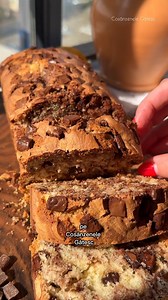 Chec cu ciocolata🍫 📝Lista ingrediente: - 200 g de faina - 150 g de zahar - 4 oua - o lingurita de vanilie - 5 linguri de ulei de floarea soarelui (sau unt topit) - sucul de la jumatate de lamaie - coaja de la jumatate de lamaie - 2 linguri de cacao - 2 linguri de lapte (sau de apa) - o lingurita de praf de copt - 200 g de fulgi de ciocolata 🧑🏻‍🍳Mod de pregatire: Separam albusurile de galbenusuri. Punem albusurile intr-un bol mai maricel si le batem pentru cateva secunde fie cu un mixter, fi