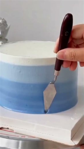 "Gradient Cake Tutorial: Ombre Effect Baking 🎂" #GradientCake #OmbreCake #CakeDecorating #Baking