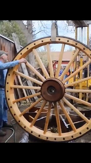 64K views · 278 reactions | part 2. Construction de roues en bois de 1 080 lb pour les wagons Borax | Travail massif de charron  #wood #woodworking | Industrial cinema | Facebook