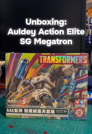 Unboxing Auldey Action Elite Transformers Shattered Glass Megatron
