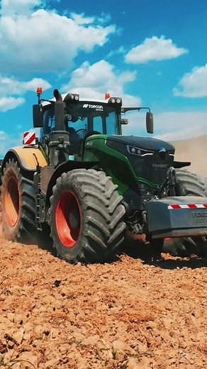 𝙈𝙔 𝙉𝘼𝙈𝙀 𝙄𝙎: Exploring Italian Agriculture with Fendt and John Deere Tractors