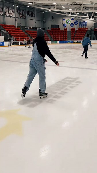 Getting better at this ice skating thing but definitely felt humbled by the kid skating backwards past me. 😂🤦‍♀️ . . . #iceskating #outdoors #nature #beautiful #2025 #canada_life🇨🇦 #Alberta #ccm #hockey #natural