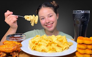 【Tati】香浓芝士通心粉、烤翅、鸡块 喝可乐