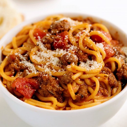 Dinner just doesn't get any easier than this INSTANT POT SPAGHETTI! ❤️My whole family loves this recipe --> https://dearcrissy.com/instant-pot-spaghetti/ | Dear Crissy