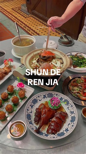 Have you tried roast goose? You can try it at Shun De Ren Jia Restaurant in Penang!🤩 ⭐️ Authentic Cantonese cuisine ⭐️ Must try their signature roast goose ⭐️ Serving great soups 【顺德人家 Shun De Ren Jia Restaurant】 📍Hutton Ln, Georgetown, Penang 🕛 11am-11pm 🍴 Chinese cuisine 📲 Make a reservation: 0168980596 #penang #malaysia #penangfood #malaysiafood #penangfoodie #malaysiafoodie #malaysianfoodie #malaysianfood #food #foodie #foodiec0penang #foodiec0collabs #penangrestaurant #chinesefood #chi