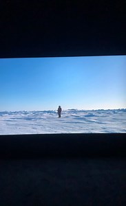 Romantiek, de natuur en het sublieme: de tentoonstelling met werk van Guido van der Werve is open! eyefilm.nl/vanderwerve Hoge pieken, diepe dalen - het werk van kunstenaar Van der Werve zit er vol mee. In zijn films legt hij performances vast waarin hij de strijd aangaat met zichzelf. In deze eerste grote overzichtstentoonstelling is een ruime selectie uit zijn oeuvre te zien. Ervaar hoe hij zijn ouderlijk huis opblies, 24-uur lang op de Noorpool stilstond en op eigen kracht de weg van Chopin’s