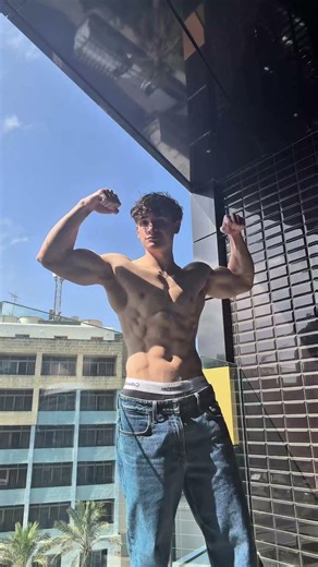 FLEX IN HOTEL #aesthetic #strongabs #motivation #abs #fitness #posing #muscle #trend #natural #fyp