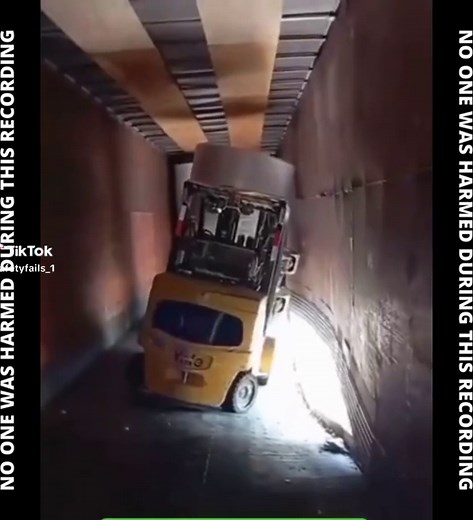This is WHY Trailer Inspections Matter – Rotten Trailer Wall Fails & Nearly Collapses During Forklift Unloading🤯 @safetyfails_1 - Let’s Increase Workplace Safety #accident #accidents #construção #safetyfirst #maintenace #warehouse #delivery #forklift #truckdriver