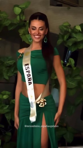mrandmiss_españaupdates on Instagram: "España rumbo a Reina Hispanoamericana 2026 😍🇪🇸 — ceremonia de imposición de banda. ¡Todo nuestro apoyo para nuestra reina! 👑✨ Sashing ceremony presentation of Spain in @rhispanaoficial 😍🇪🇸 show your all support (pageants, queen, Spain) #reinahisapanoamericana #missspain #pageant #spain2026 #queen"