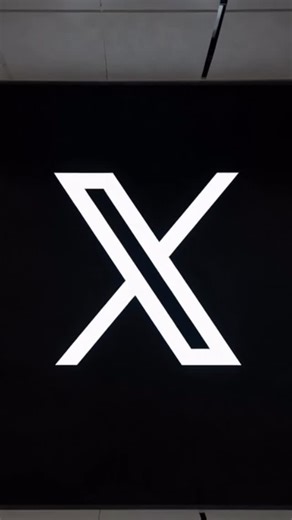 賢者の石 on Instagram: "X（旧Twitter）意外と知られていない豆知識まとめ Xは「短文SNS」と思われがちだけど、 実はアルゴリズムと使い方を理解すると、かなり戦略的な場所。 知らないと損するポイントをまとめると── ⸻ ① Xは「フォロワー数」より「初速反応」を見ている 多くの人が誤解してるけど、 Xはフォロワーが少なくても普通にバズる。 重要なのは👇 • 投稿直後の • いいね • リプ（コメント） • ブックマーク • 滞在時間 特に最初の30分〜1時間の反応が強いと、 フォロワー外に一気に拡散される。 だから 「フォロワー少ないから意味ない」は完全に間違い。 ⸻ ② ブックマークは“いいね”より重い Xでは いいね ＜ リプ ＜ ブックマーク という評価になりやすい。 ブックマークされる投稿は👇 • 何度も読み返したい • 後で考えたい • 感情に刺さっている つまり Xは「感情」か「知識」に強く反応するSNS。 ⸻ ③ 投稿は短いほど有利、でも“薄い”と死ぬ Xは短文が強い。 でもただ短いだけだと流れて終わる。 強い投稿は👇 • 1行〜3行 • 余白