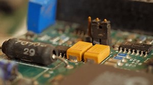 Transistor y condensadores en un primer: video de stock (totalmente libre de regalías) 3591919771 | Shutterstock
