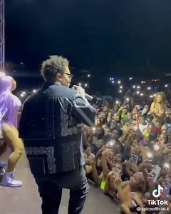 Only legends can pull such a mic move! If ever @direalshaggy comes to Kenya, whether I'll be in the maternity room or as old as Methuselah, please drag me to his concert! 😂😂😂 Oh & @spiceofficial is a damn performer. Weeee! The closest female artist in east Africa who matches up is from Uganda - @cindysanyu . Your thoughts? | CarolinaCarlz
