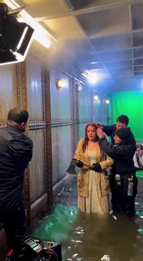 Gyrosphere Rescue — Behind the Moment Owen & Claire Saved the BoysStep behind the muddy forest set as Owen and Claire cut Zach and Gray out of the shattered gyrosphere, with all four faces clearly visible in the chaos. Practical broken glass rigs, mud-drenched props, mist machines, and tight close-up framing brought this tense rescue to life. Yeh BTS glimpse dikhata hai kaise cast ne real urgency, teamwork, aur emotional reactions ke saath scene perform kiya — turning a trapped moment into one o