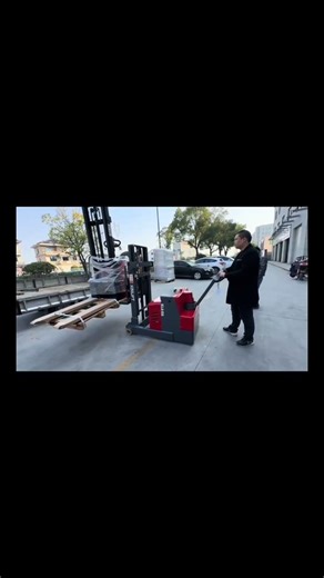 Counterbalanced stacker can operate with both single-sided and double-sided pallets.