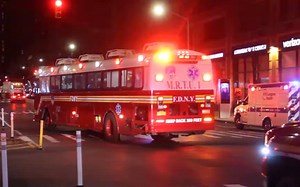 【街拍出警】“医疗巴士登场！”纽约市消防局 响应并处理一起发生在曼哈顿中城的住宅火灾事件（2020年10月29日）